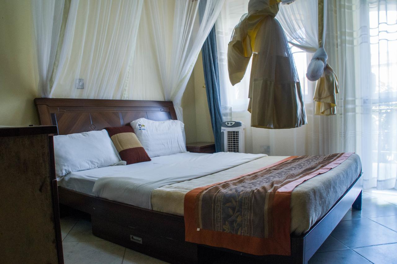 Desert Breeze Hotel Arua Esterno foto