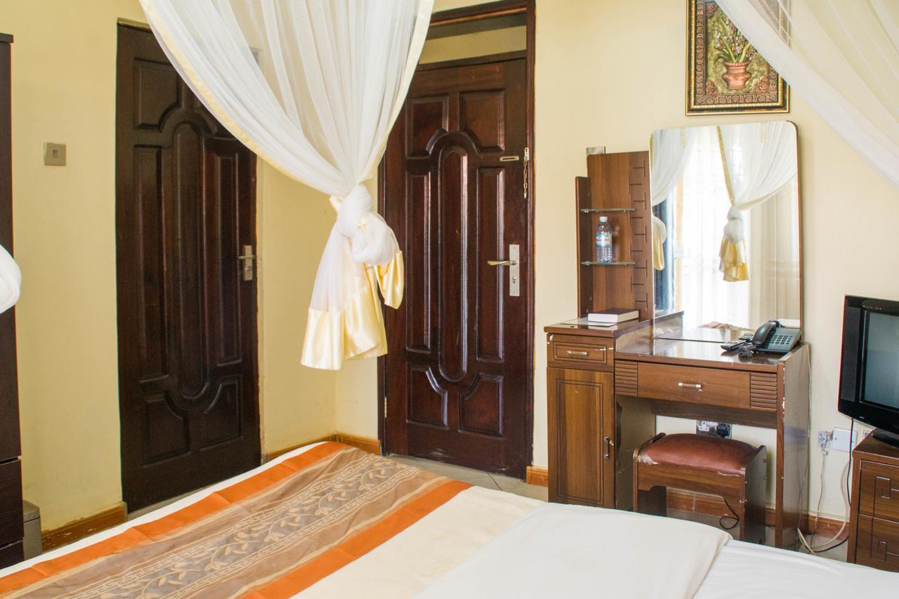 Desert Breeze Hotel Arua Esterno foto